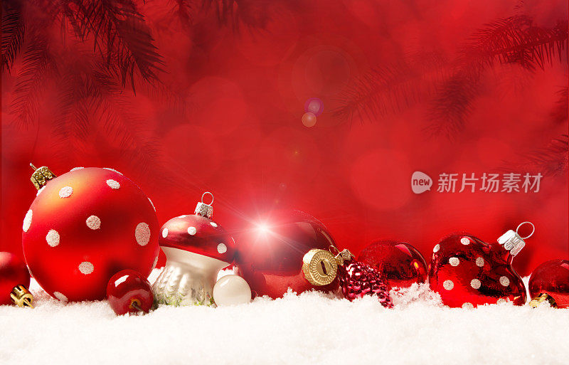 红色圣诞装饰-圣诞球与散景背景