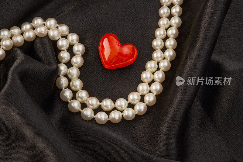 丝绸，珍珠项链和心脏