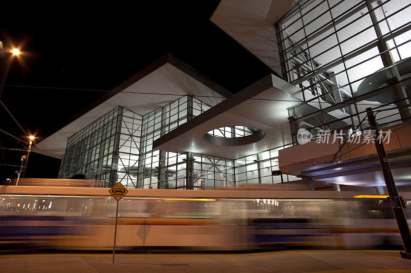 科罗拉多州丹佛市中心的轻轨列车和会议中心