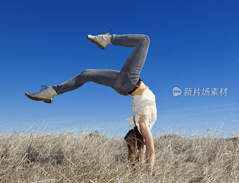 少女在户外做杂技