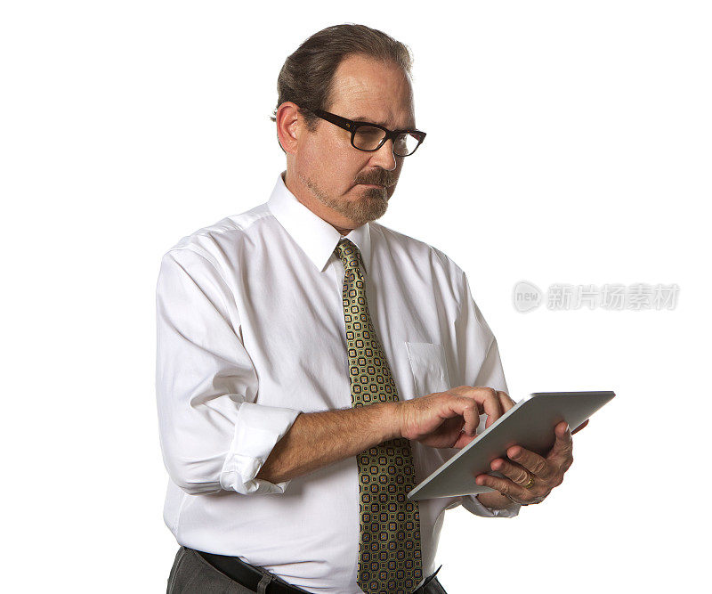 中年商人在白色背景下使用平板电脑