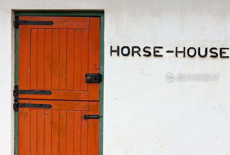 Horse-house说标志;可能是马厩或农舍的名字?