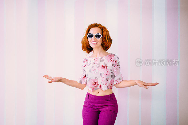 年轻女子戴着太阳镜在镜头前跳舞