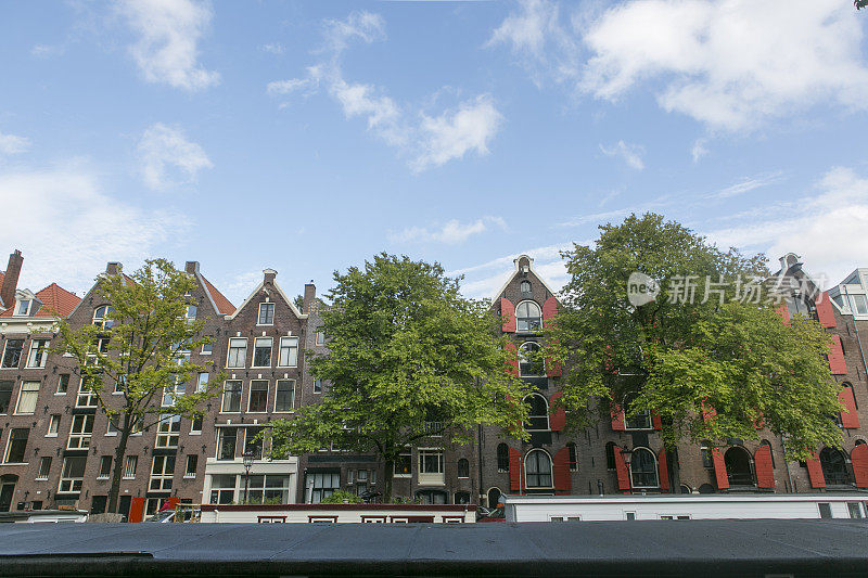 荷兰阿姆斯特丹的传统建筑通过水道
