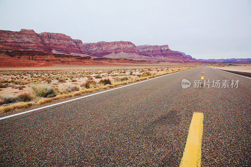 穿过朱红悬崖国家纪念碑的道路