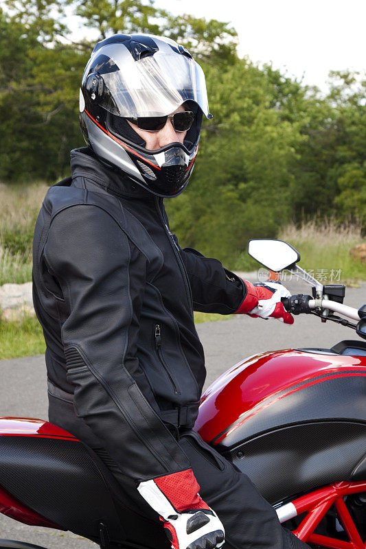 骑摩托车的人戴着头盔