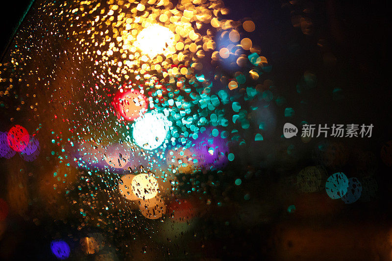 雨滴和抽象的夜晚灯光