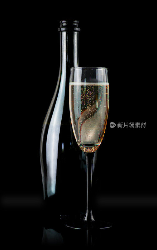 玻璃杯和一瓶香槟
