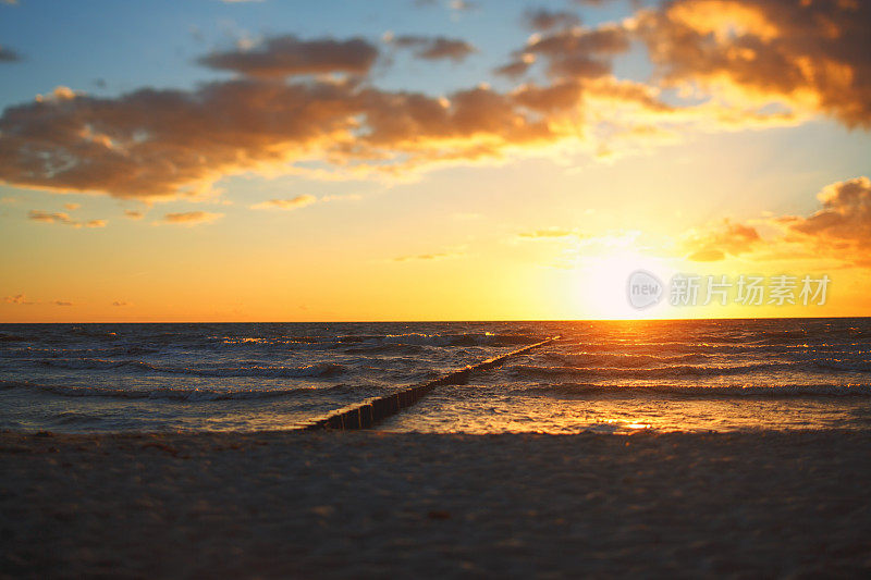 夕阳下的大海