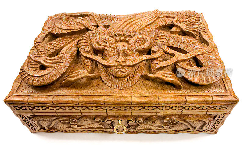 古老的木制龙宝盒
