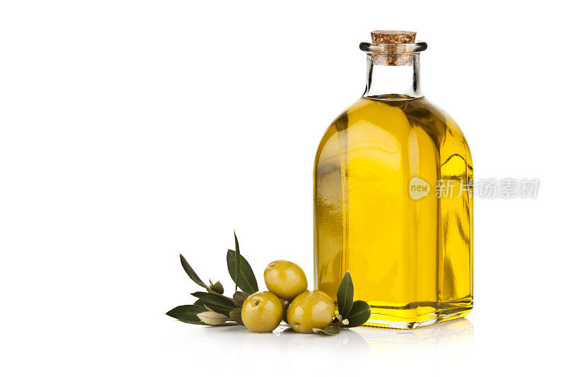 白色背景上孤立的橄榄油瓶和绿橄榄