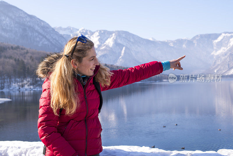 山里的女人用手指着我