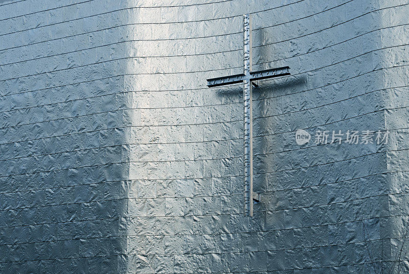 教堂金属立面上的风格化十字