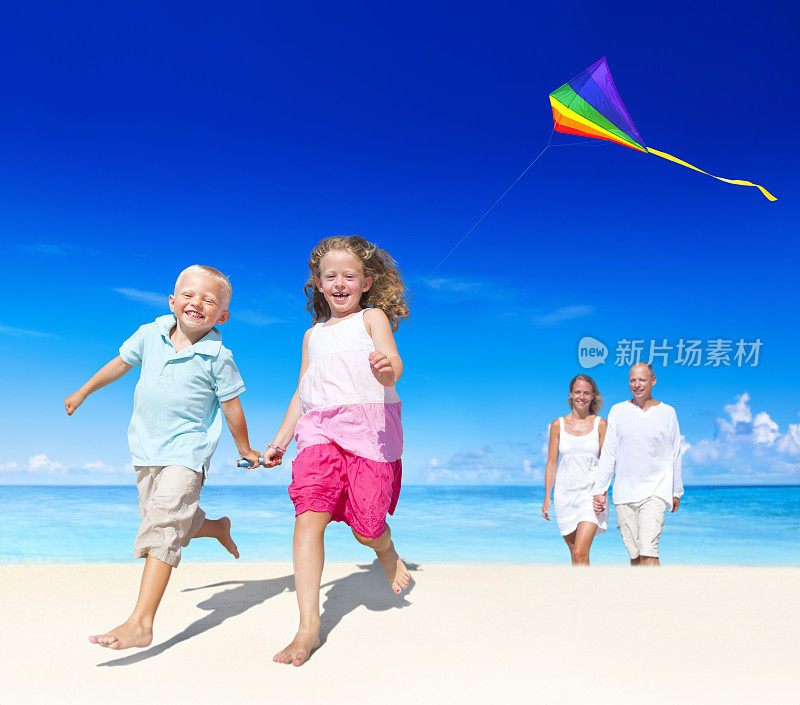一家人在海滩上玩