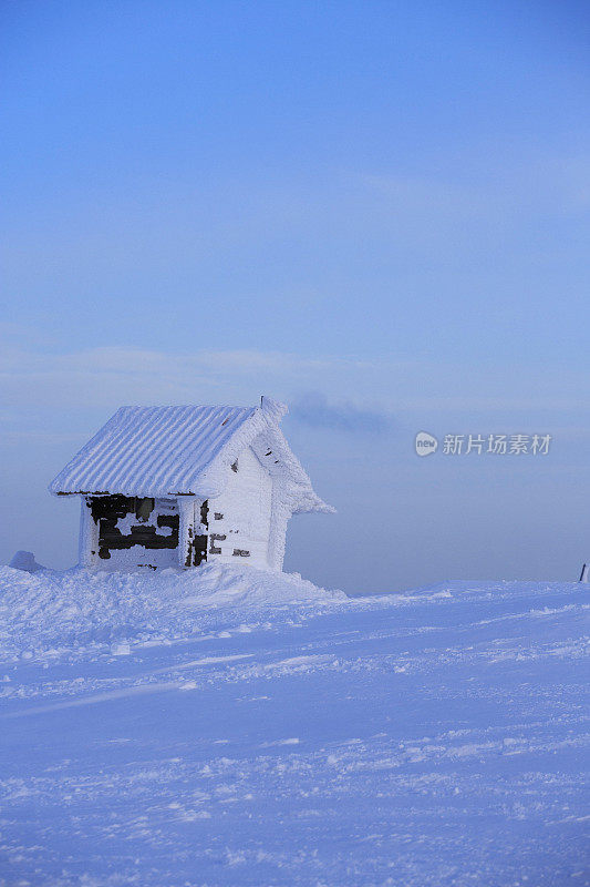 阿尔卑斯山山顶的木屋，冬天的雪景