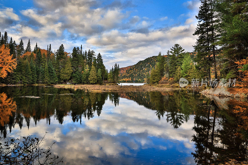 秋湖和自然反射，蒙特Tremblant，加拿大魁北克