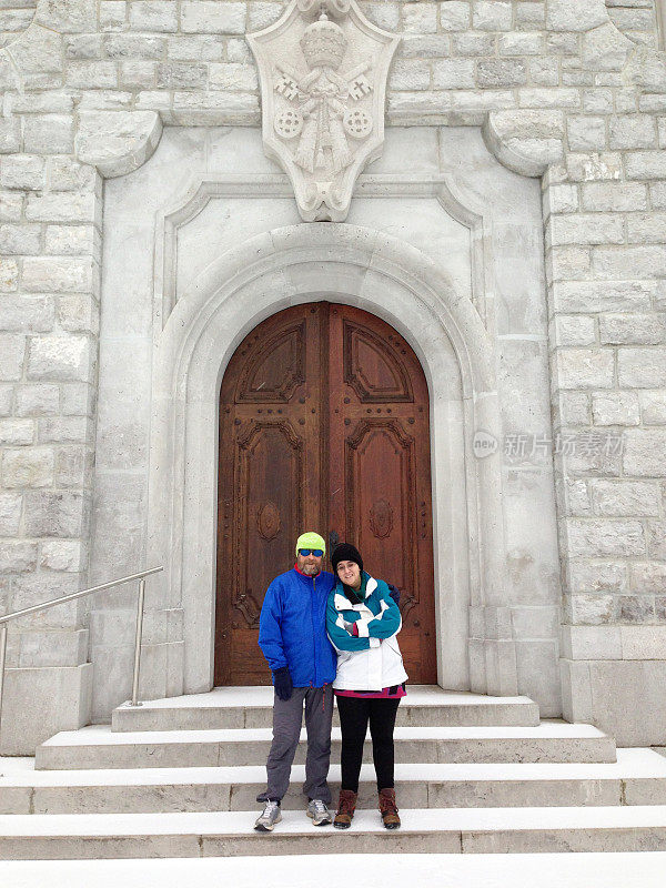 斯洛文尼亚方济会教堂前的快乐夫妇