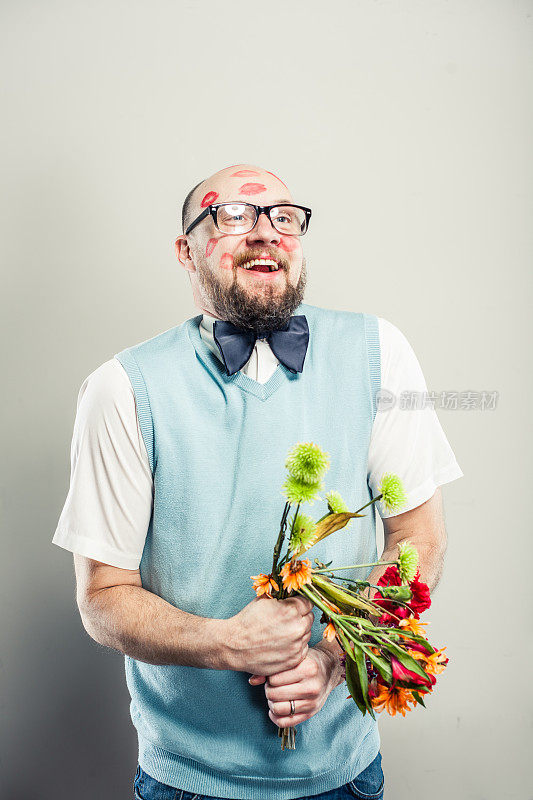 捧着花束的书呆子