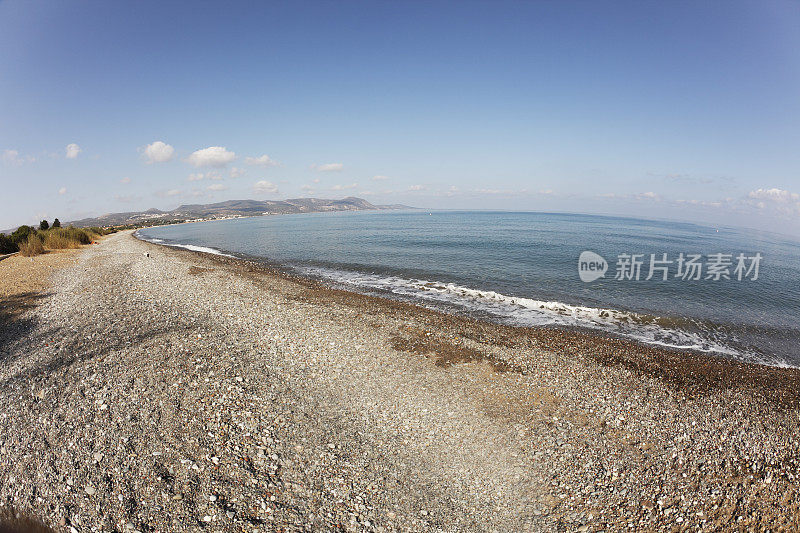 孤独的卵石蓝色地中海海滩阿伊纳帕塞浦路斯