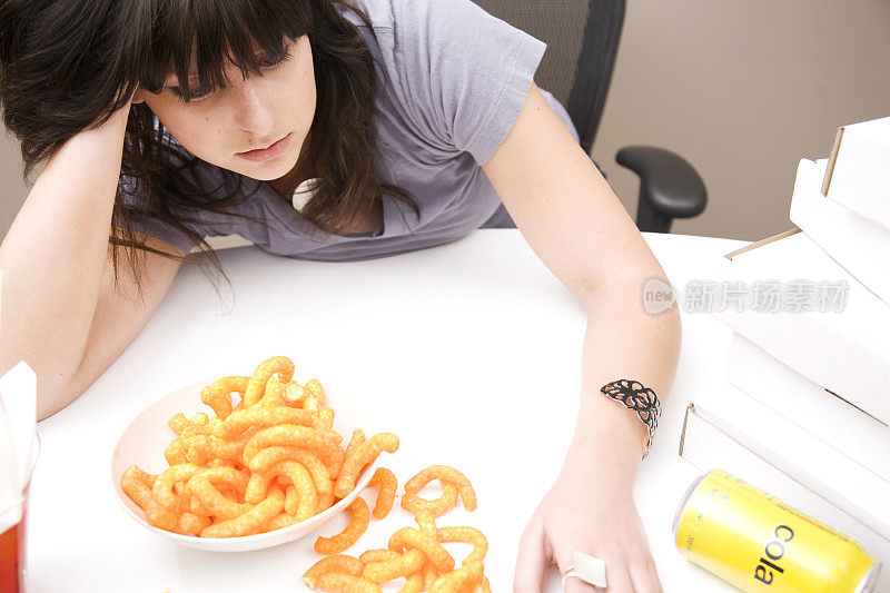 吃太多食物后感到内疚的女人