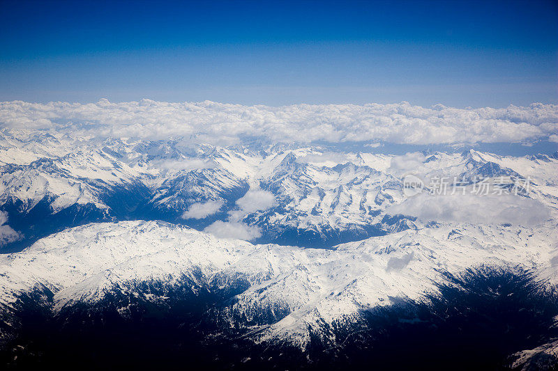 从空中看雪山