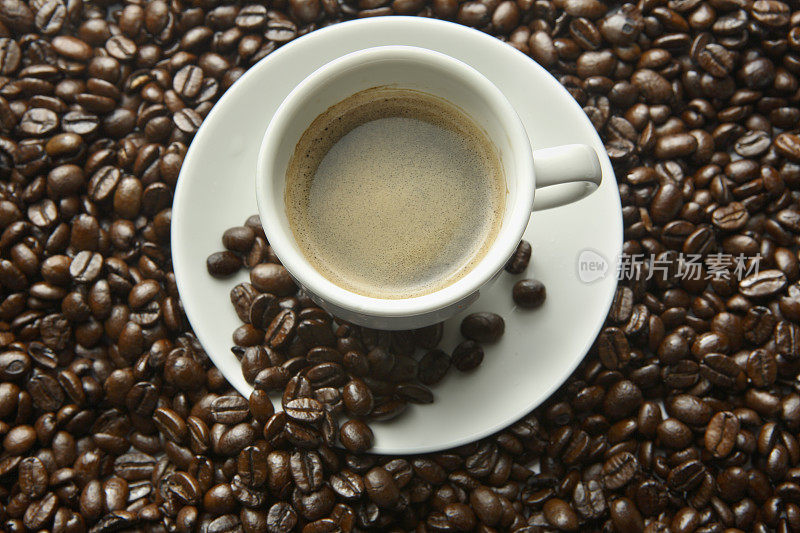 咖啡:咖啡豆和杯子
