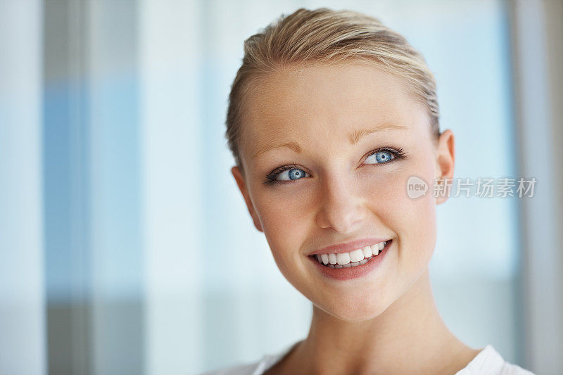 快乐的女人看着别处在思考