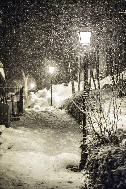 夜雪下的复古街灯