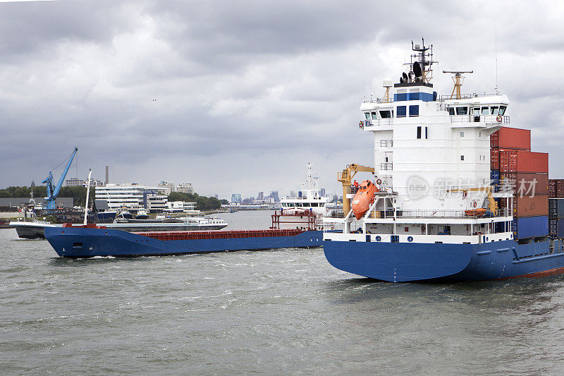 鹿特丹港集装箱货船