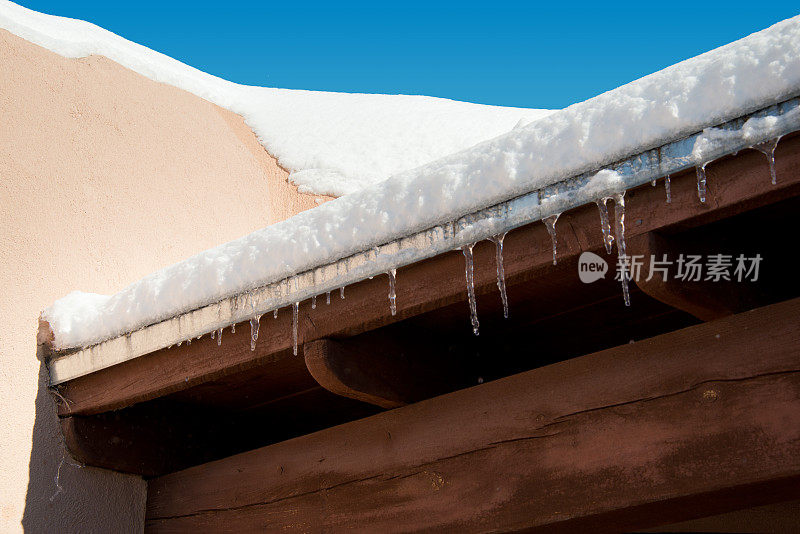 悬在长城上的冰柱和雪