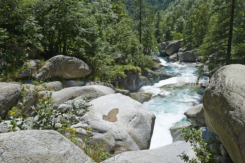 高山洪流