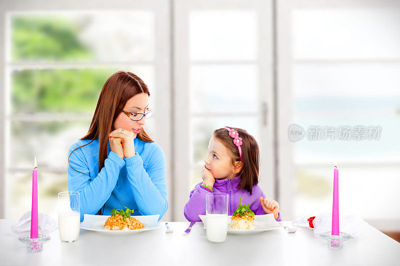 女人正在谈论餐桌礼仪