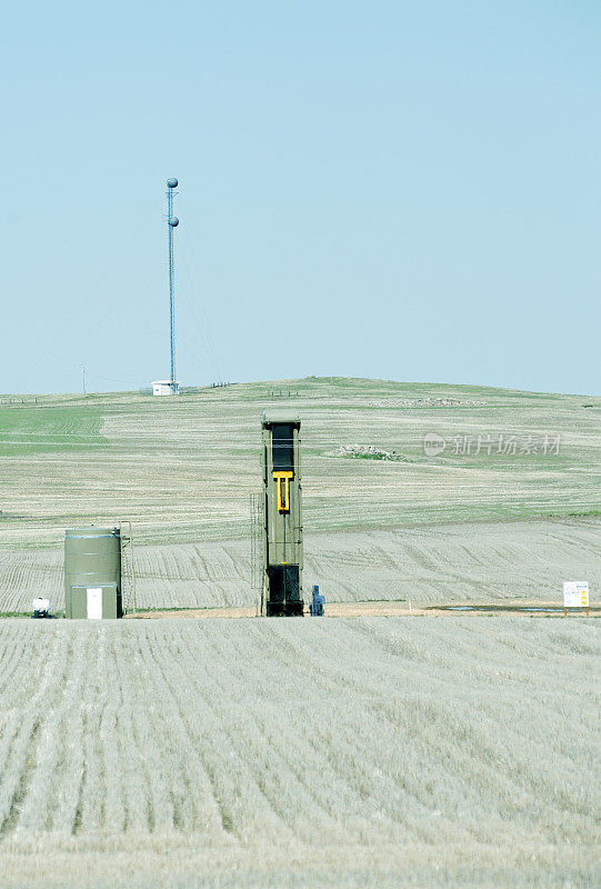 北达科他州农地上的抽水机
