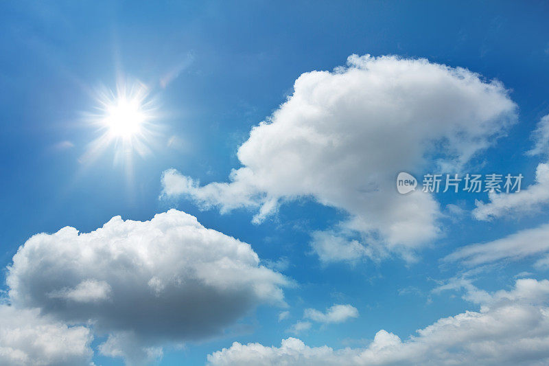 蓝天里的太阳和云
