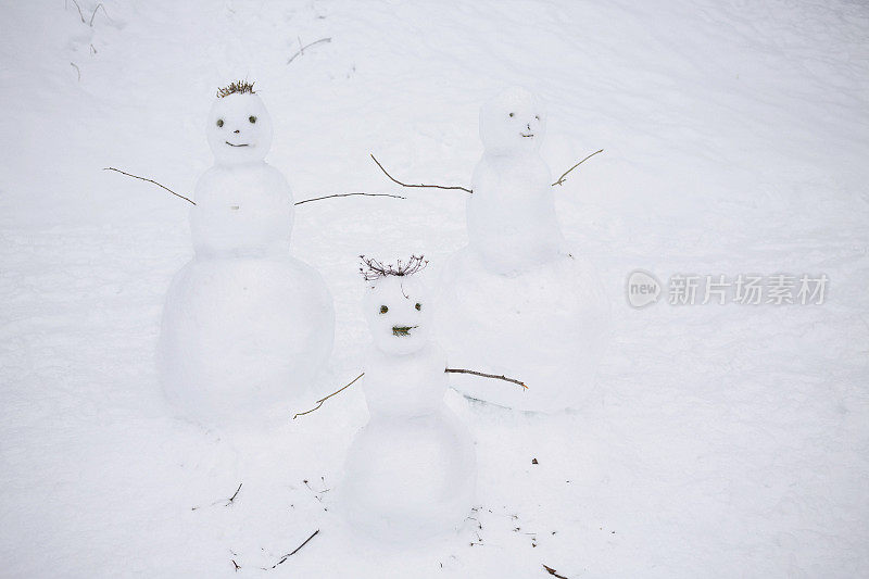 雪人爸爸，妈妈和孩子的冬季家庭