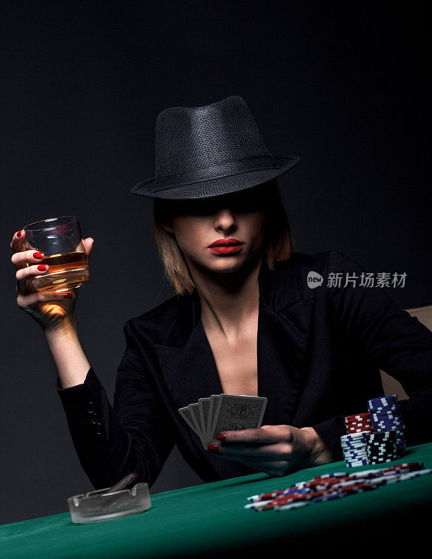 年轻漂亮的女人在玩扑克