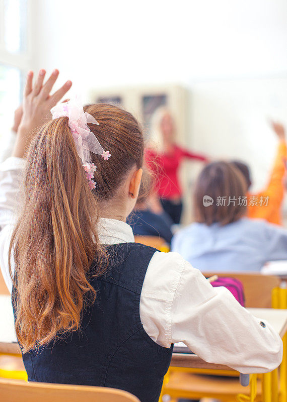 女孩和老师在学校上课