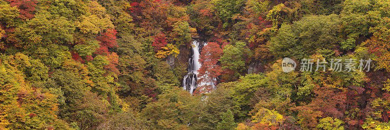 秋天，日本日光市附近的麒麟瀑布