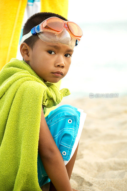 海滩上的亚洲男孩