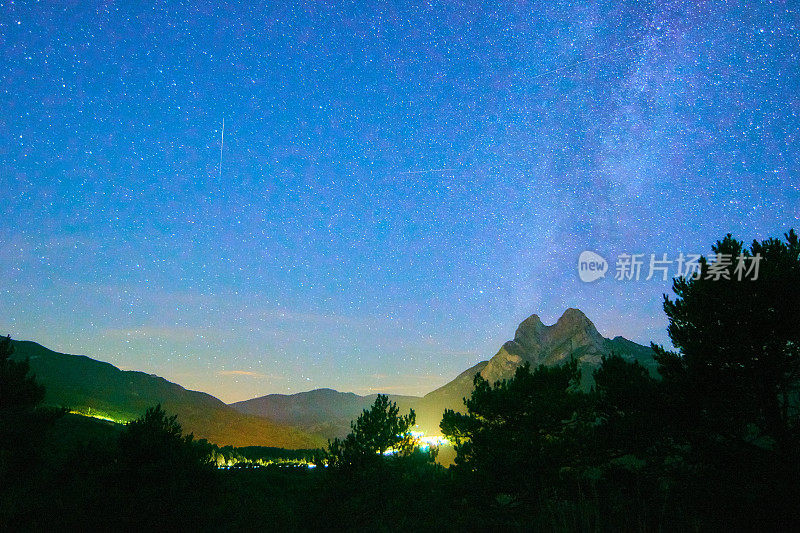 英仙座流星雨夏夜的Pedraforca