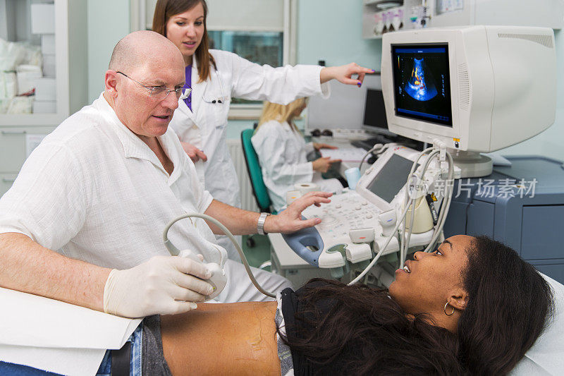 医生要给一个可爱的黑人姑娘做超声波检查
