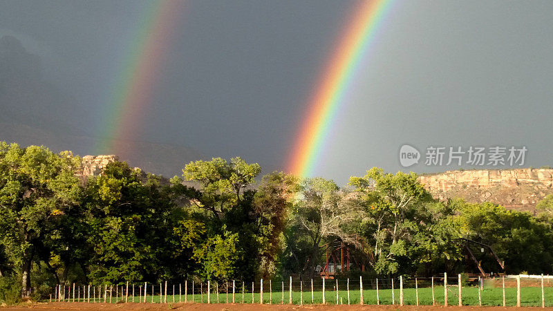 犹他州罗克维尔市的维珍河和农田上的双彩虹
