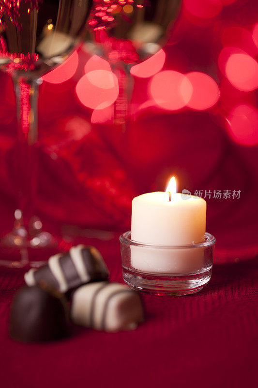 浪漫的烛光、美酒和巧克力