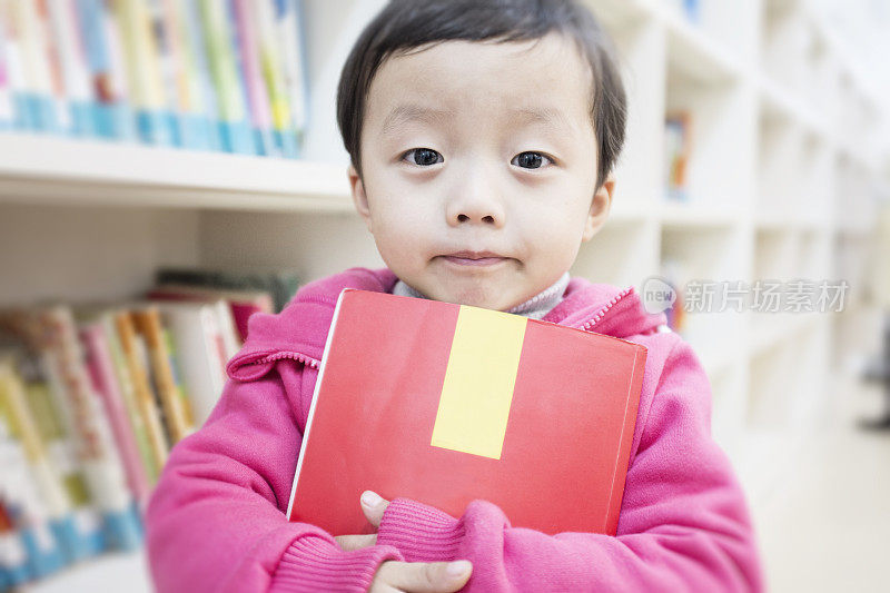 可爱的亚洲儿童在图书馆