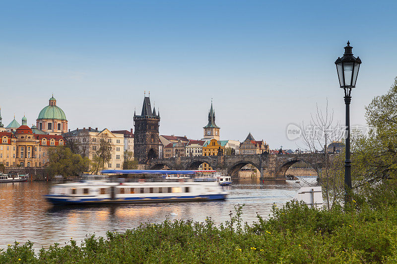 风景如画的布拉格河游船与船和灯柱
