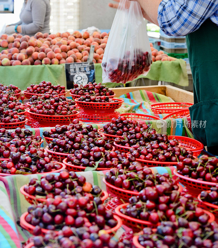 农贸市场上出售的新鲜樱桃