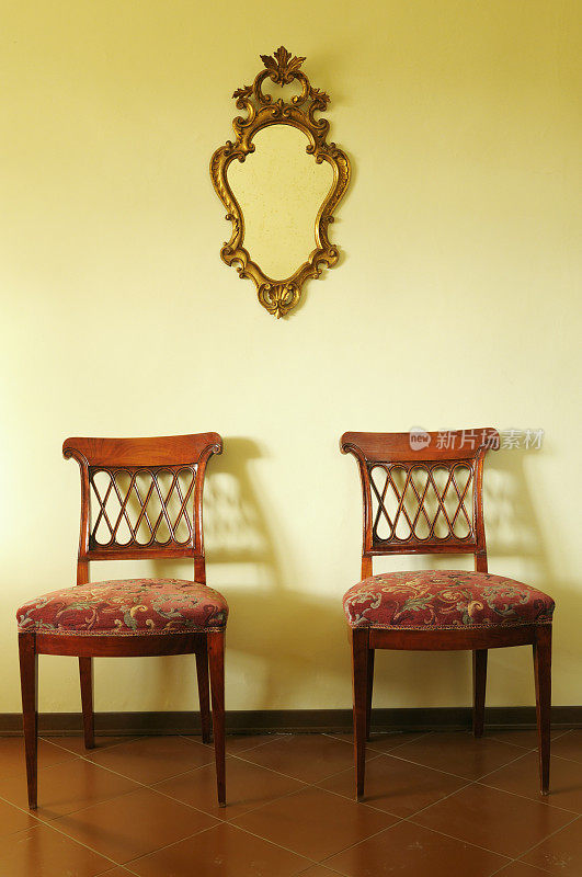 古董金镜子和旧椅子