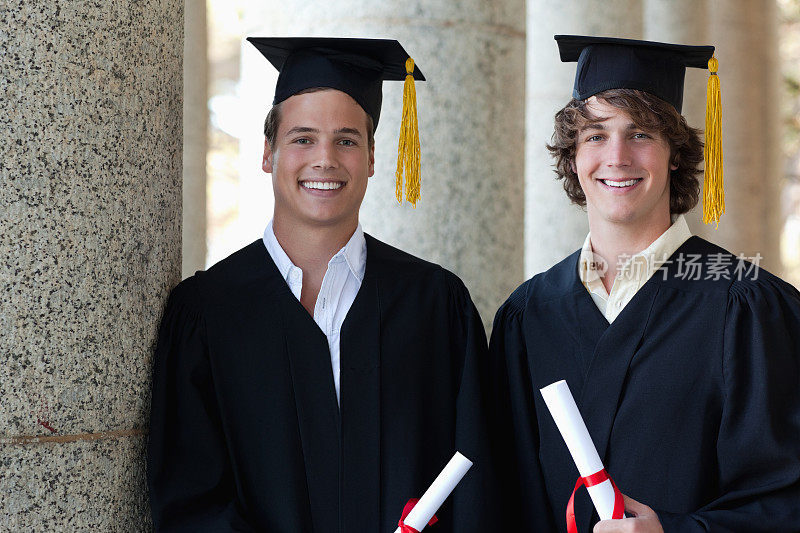 两个微笑着的毕业生，男性拿着他们的文凭