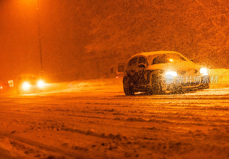 夜晚下雪的街道