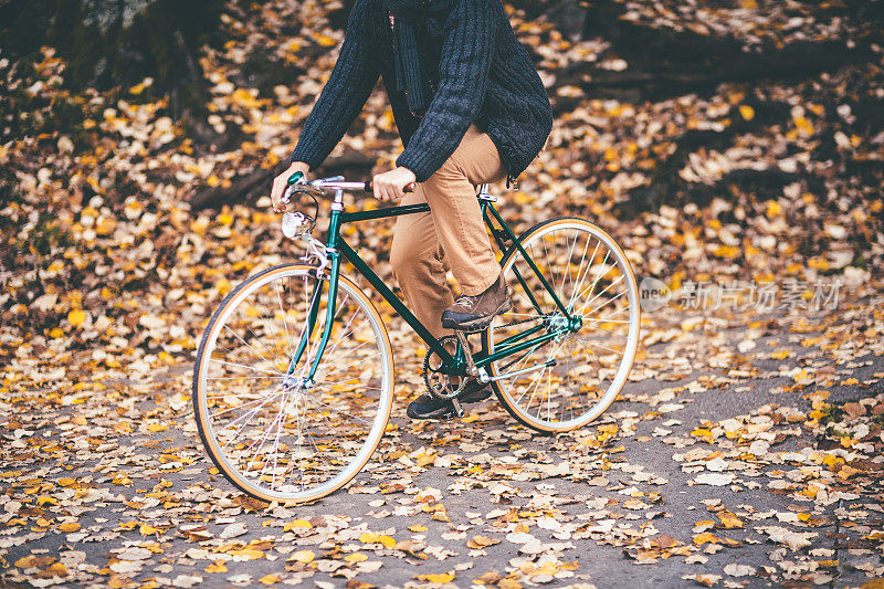 在秋天的公园里骑自行车
